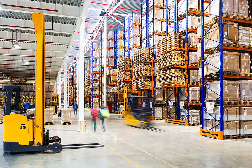 AdobeStock_129713457 Working day in the modern large warehouse